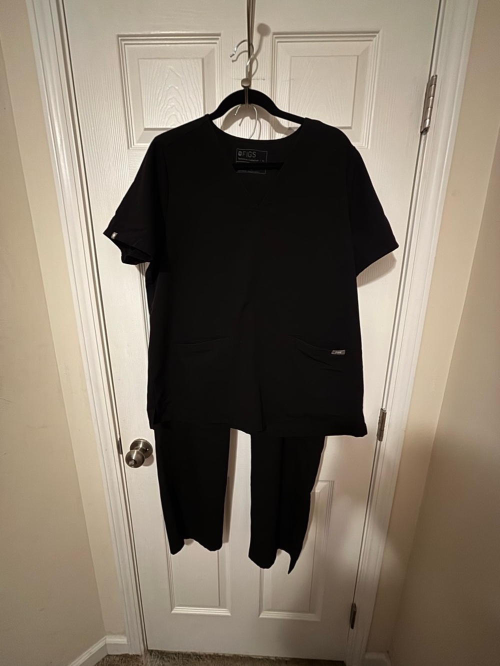 Figs Black  Scrub Set